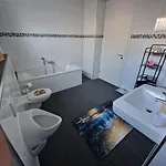 Zentrales City-apartment Mit Garage Und Arbeitsplatz Geeignet Fuer Business Und Familie Duisburg