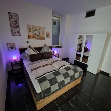 Zentrales City-apartment Mit Garage Und Arbeitsplatz Geeignet Fuer Business Und Familie アパート *