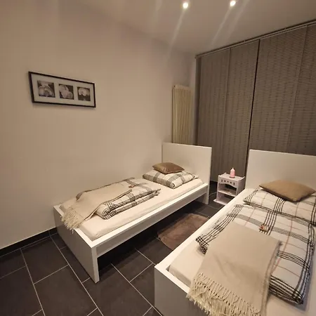 Zentrales City-apartment Mit Garage Und Arbeitsplatz Geeignet Fuer Business Und Familie * Duisburgo